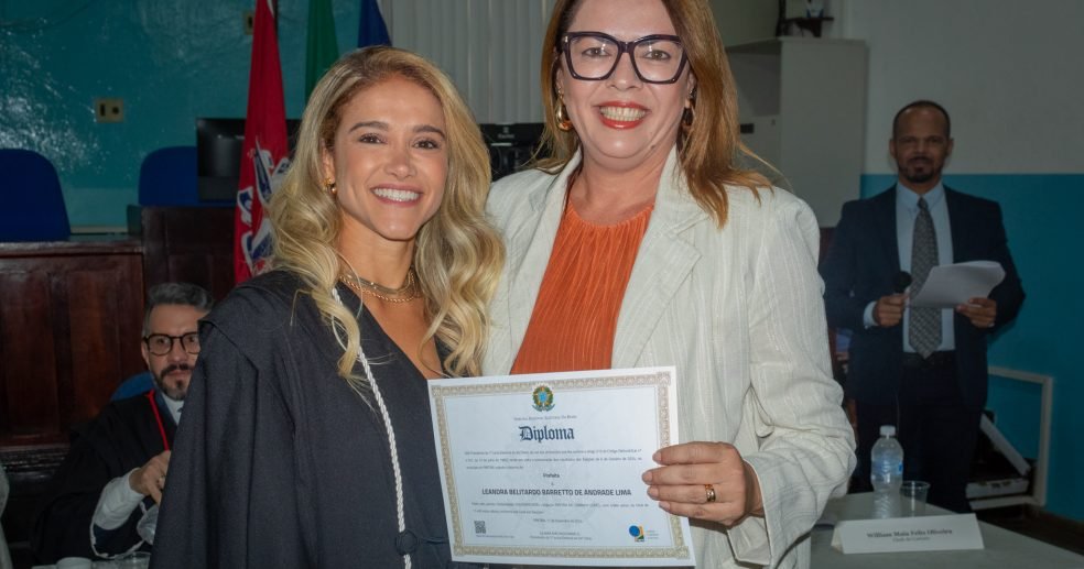 A Mm.ª Juíza Juliana Machado ao lado de Leandra Belitardo. Foto: Ricardo Patrese